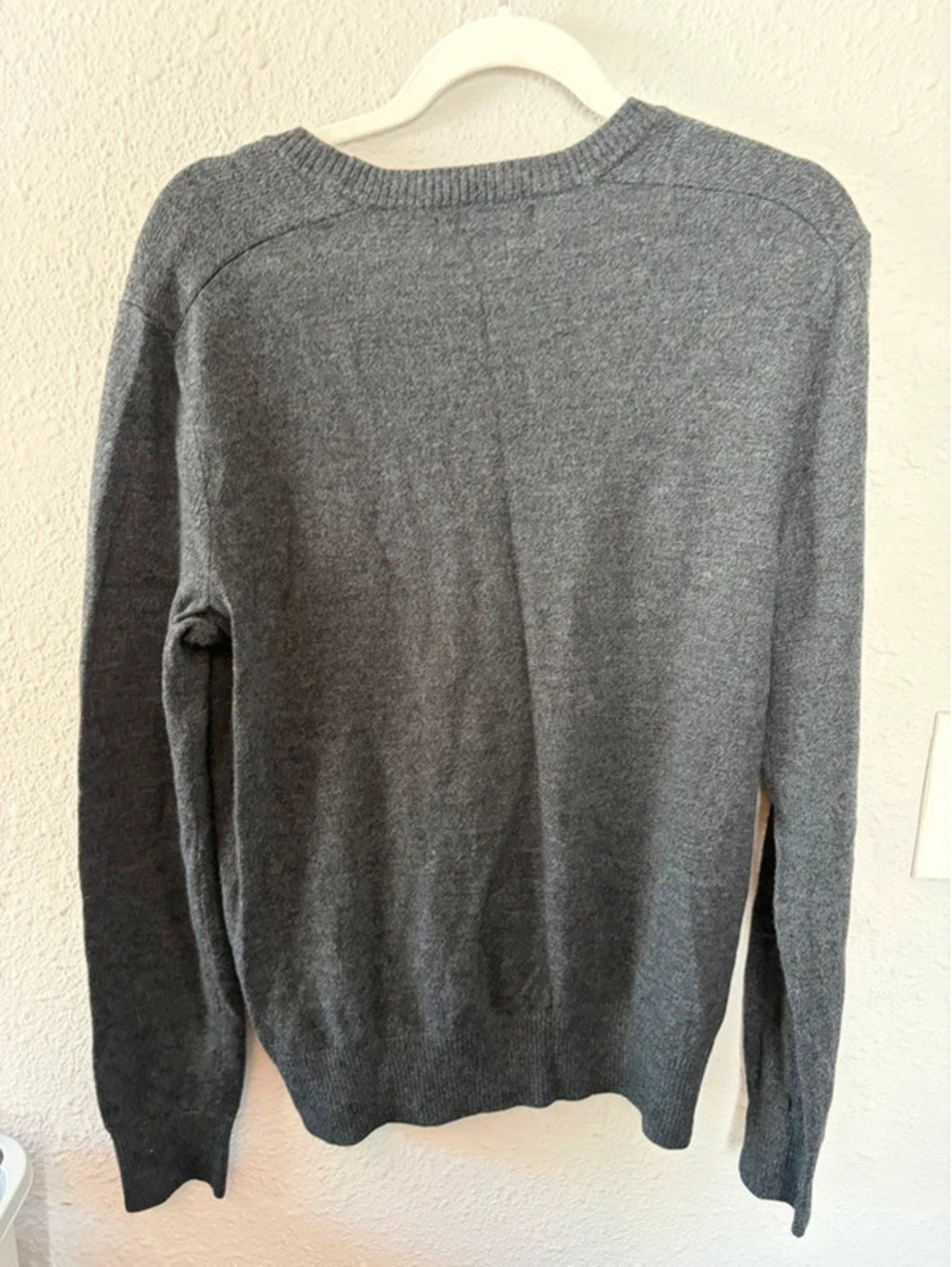Men's Banana Republic 100% Extra Fine Merino Wool Grey Vneck Sweater size M - Picture 3 of 3